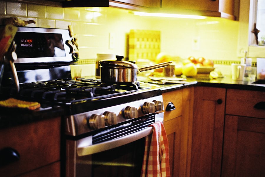 Gas oven cooktop in an Atlanta kitchen with an igniter diagnosed for no-heat
